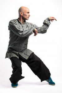 Mann mit Kung Fu Outfit