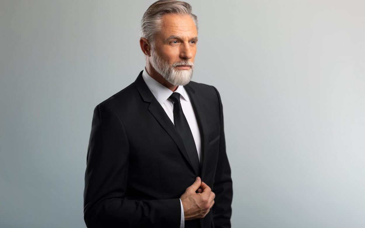 Model graue Haar in schwarzen Business Anzug