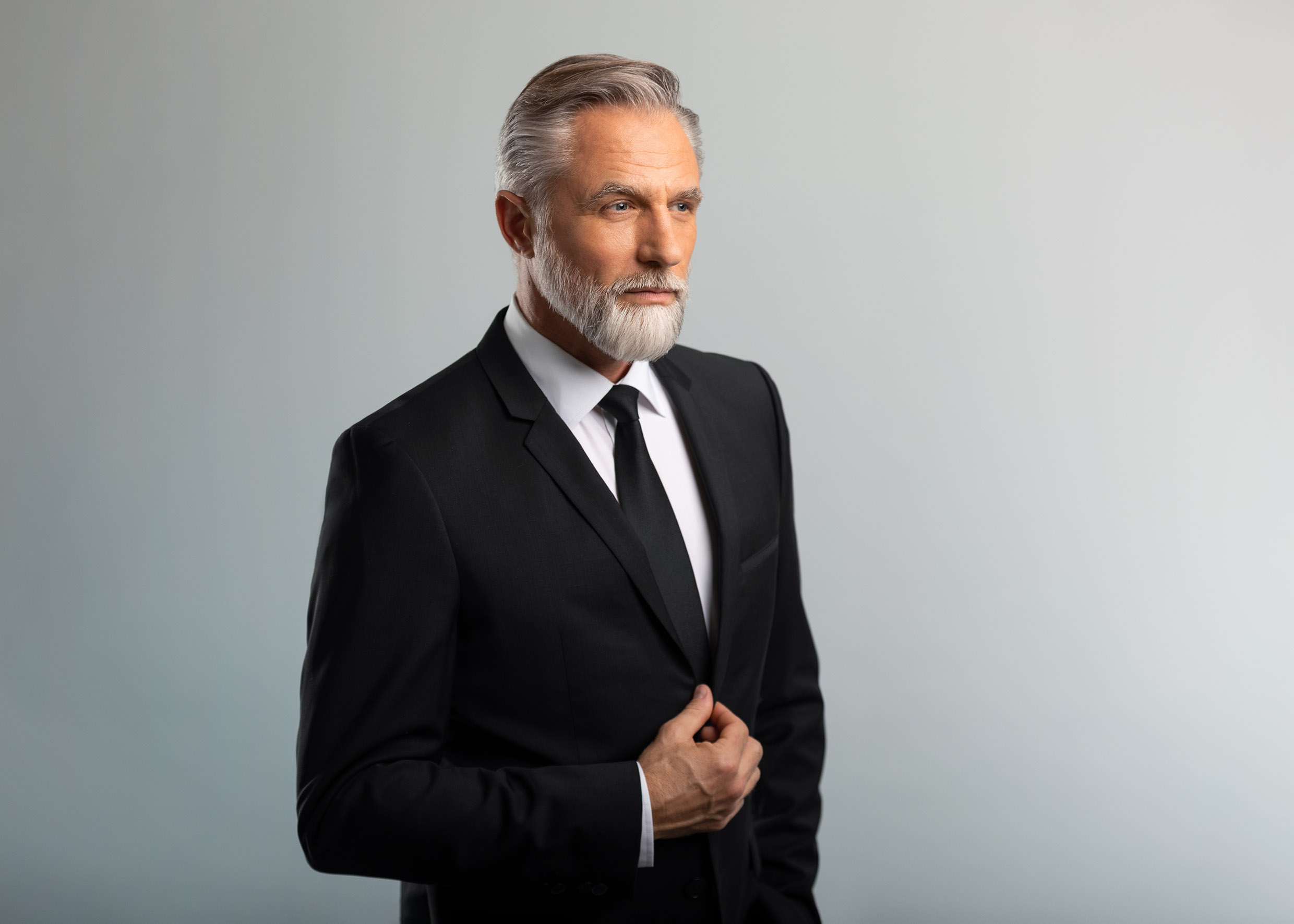 Model graue Haar in schwarzen Business Anzug