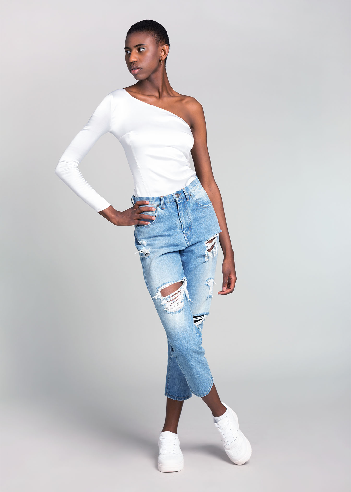 Fashion Model aus Köln für Online Shops in blauer Hose und weißem Top