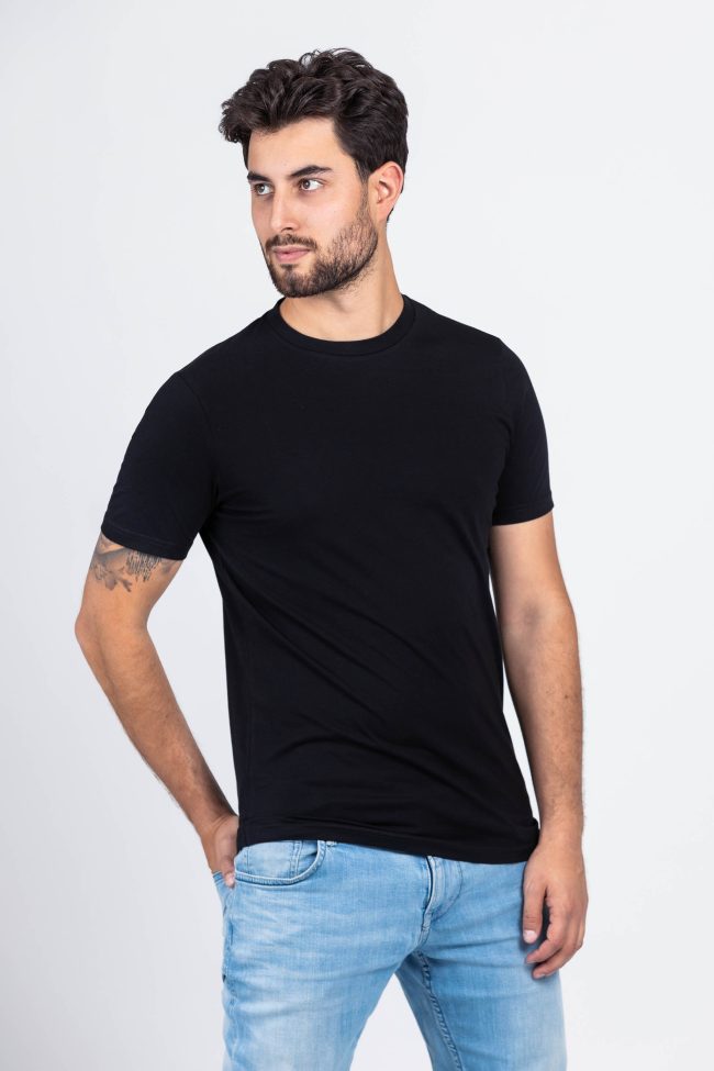 Männliches Fashion Model mit schwarzem Shirt
